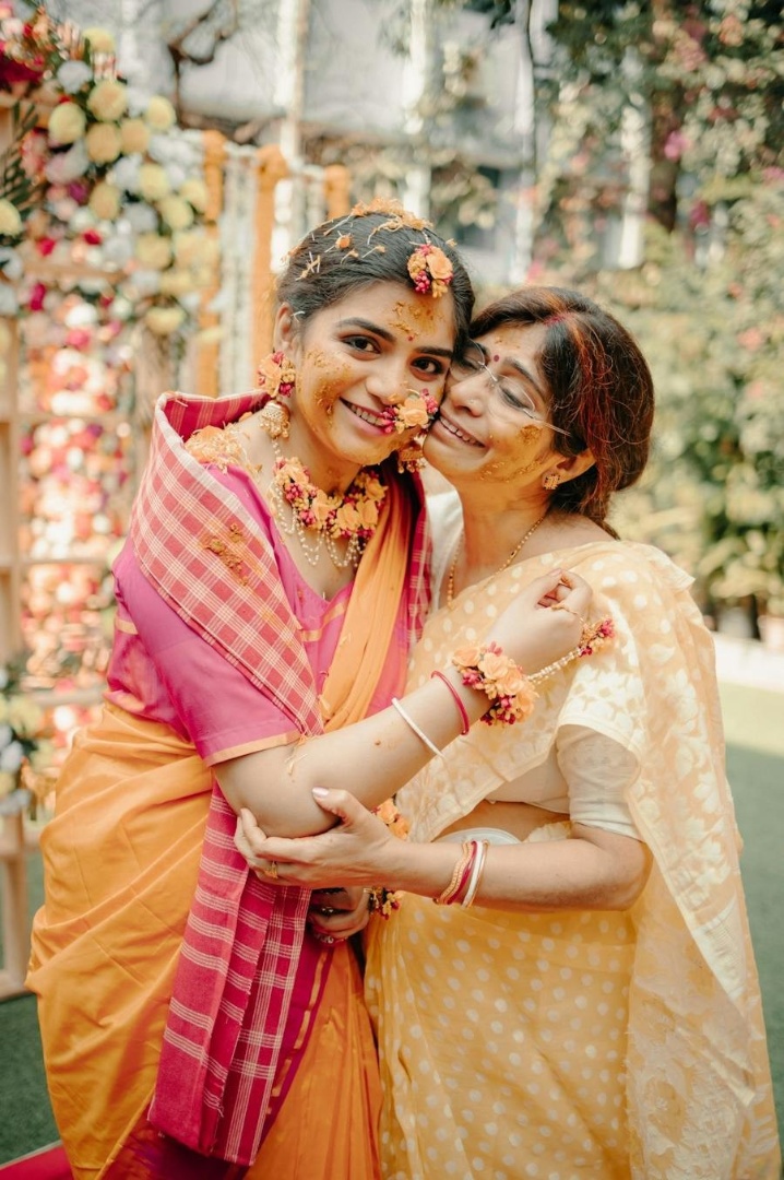 with mother - haldi poses for bride